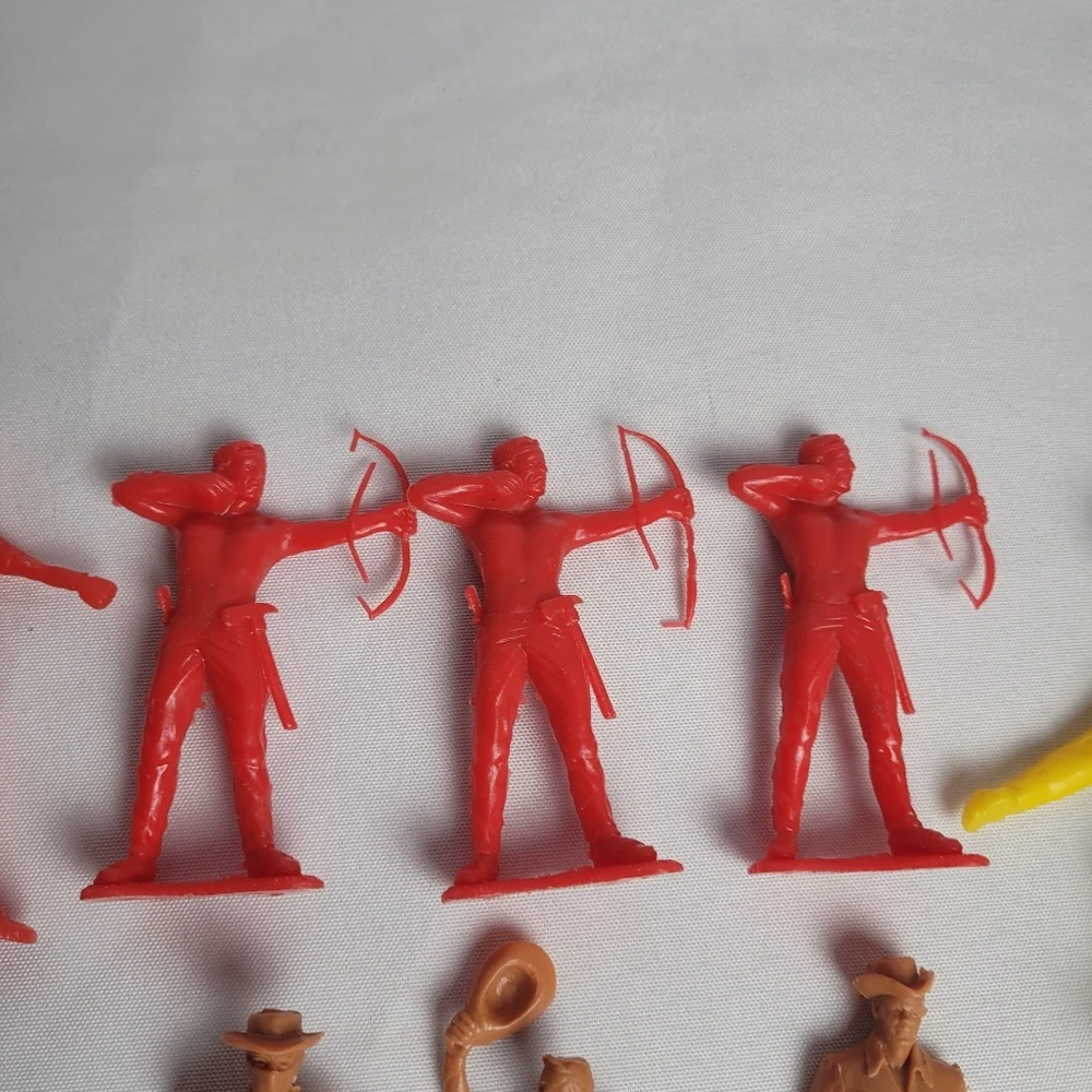Vintage Cowboys & Indians Plastic Toy Figures Lot Of 33